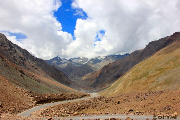 View towards Mane Bar (Zing Zing Bar) and 6008m Pk Maiwa captured from the slopes of Baralacha La