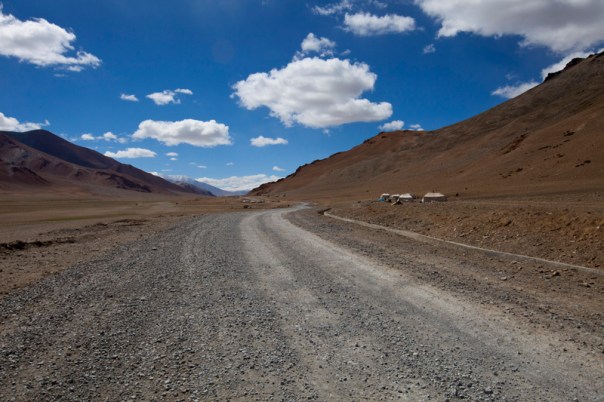 The encampments of PWD workers at Debring. The motorway to Tso Kar is to the left of the frame.