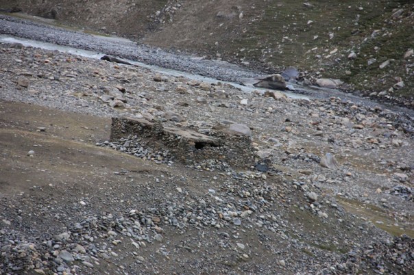 An abandoned labour hut in the Suru Valley. One would find such emergency shelters every few kms in the entire stretch