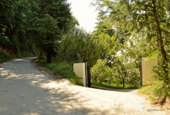 The humble entrance to the Homestay; located a couple of kilometer before Kotgarh