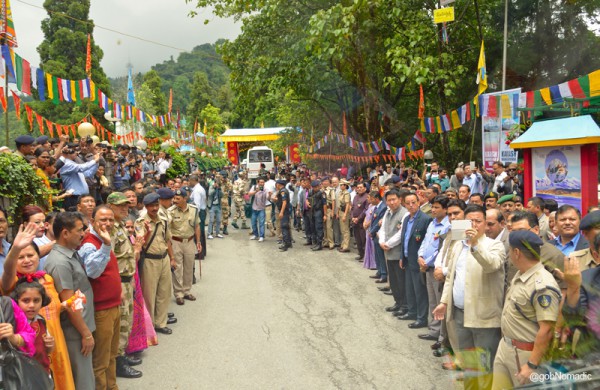 Now its our turn for the flag-off; the crowd all set to offer us their wishes