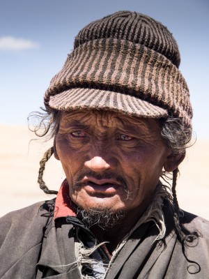 From Nyima to Gertse - Tibetan Plateau - Tibet Autonomous Region - China Met jeep onderweg van Nyima naar Gertse With jeep on the road. The Tibetan Plateau, also known in China as the Qinghai–Tibet Plateau or the Qingzang Plateau (Chinese: 青藏高原; pinyin: Qīngzàng Gāoyuán) or Himalayan Plateau, is a vast elevated plateau in Central Asia or East Asia, covering most of the Tibet Autonomous Region and Qinghai Province in western China, as well as part of Ladakh in Jammu and Kashmir state of India. It stretches approximately 1,000 kilometres north to south and 2,500 kilometres east to west. With an average elevation exceeding 4,500 metres , the Tibetan Plateau is sometimes called "the Roof of the World" and is the world's highest and largest plateau, with an area of 2,500,000 square kilometres (about five times the size of Metropolitan France). Sometimes termed the "Third Pole", the Tibetan Plateau is the headwaters of the drainage basins of most of the streams in surrounding regions. Its tens of thousands of glaciers and other geographical and ecological features serve as a "water tower" storing water and maintaining flow. The impact of global warming on the Tibetan Plateau is of intense scientific interest. https://en.wikipedia.org/wiki/Tibetan_Plateau