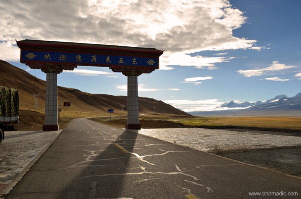 The welcome gate to the Kangma county of Shigatse Prefecture
