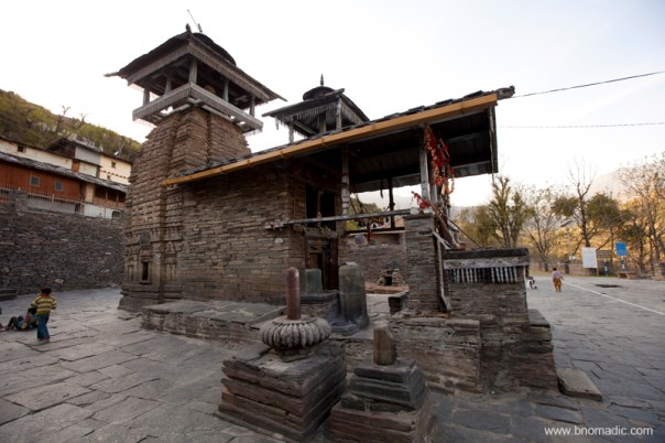 The temple is built in North Indian architectural style, which is common in the hilly regions of Garhwal, Jaunsar and Bawar.